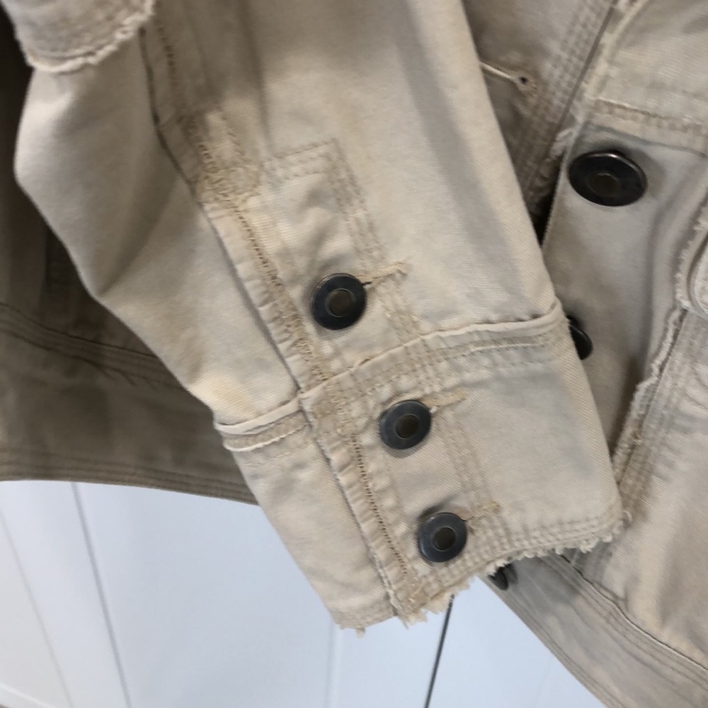 Woman’s tan crop jacket, Size M, Button down and bottom pockets - Picture 9 of 9